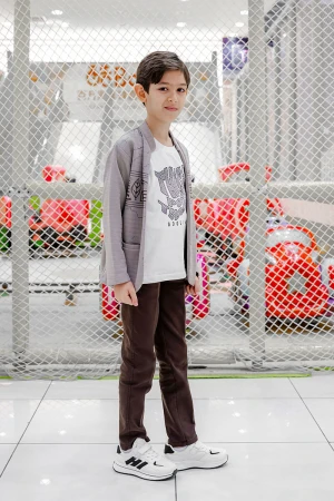 طقم ولادي 3 قطع تيشيرت أسود بكتابات من الأمام و جاكيت أبيض بجيوب و زخارف مع بنطلون أسود طويل 