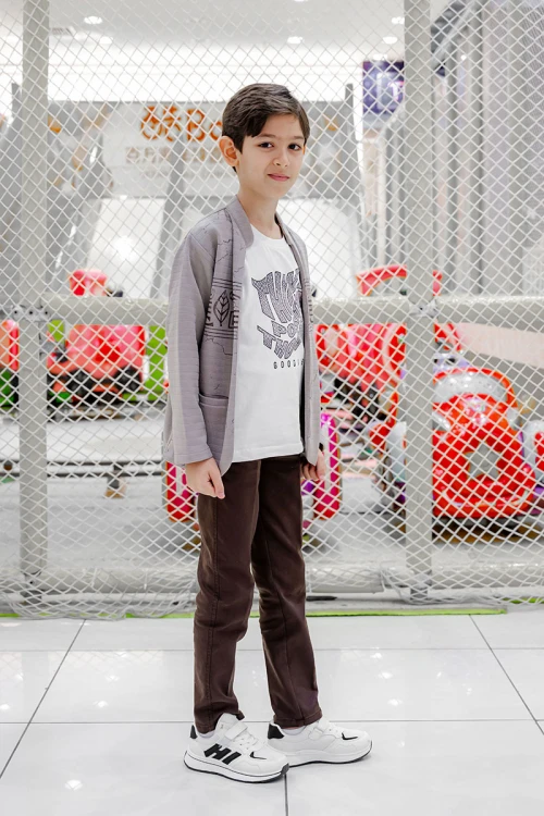 طقم ولادي 3 قطع تيشيرت أسود بكتابات من الأمام و جاكيت أبيض بجيوب و زخارف مع بنطلون أسود طويل