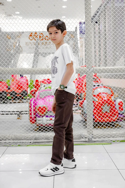 طقم ولادي 3 قطع تيشيرت أسود بكتابات من الأمام و جاكيت أبيض بجيوب و زخارف مع بنطلون أسود طويل