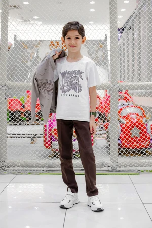 طقم ولادي 3 قطع تيشيرت أسود بكتابات من الأمام و جاكيت أبيض بجيوب و زخارف مع بنطلون أسود طويل 