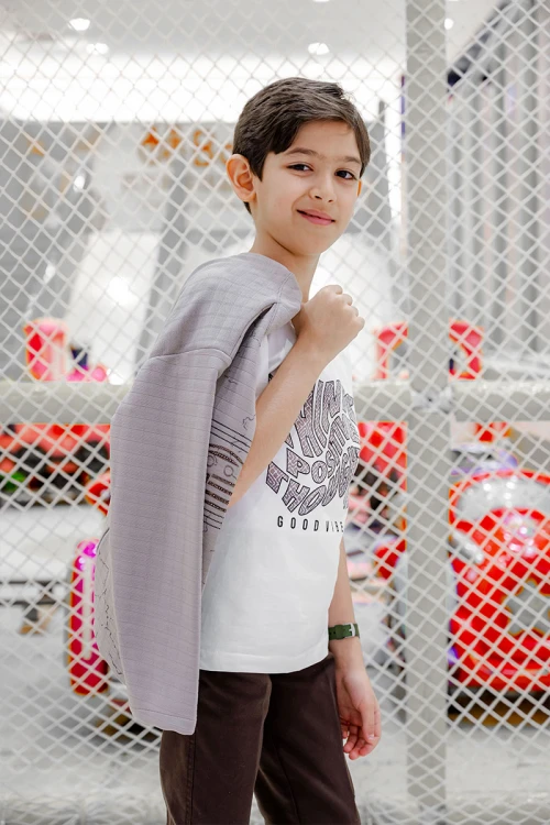 طقم ولادي 3 قطع تيشيرت أسود بكتابات من الأمام و جاكيت أبيض بجيوب و زخارف مع بنطلون أسود طويل