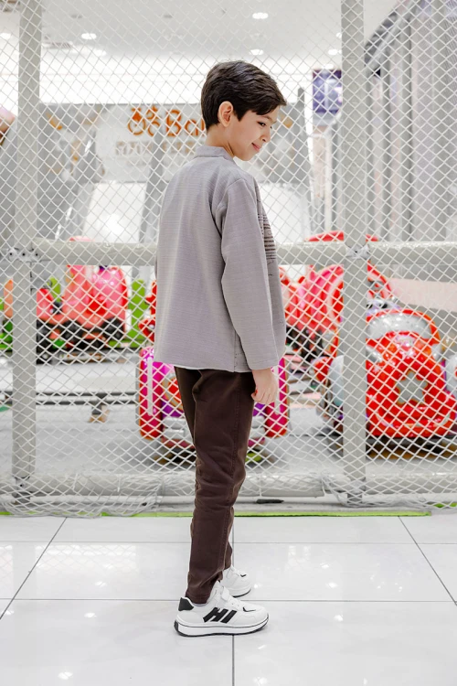 طقم ولادي 3 قطع تيشيرت أسود بكتابات من الأمام و جاكيت أبيض بجيوب و زخارف مع بنطلون أسود طويل