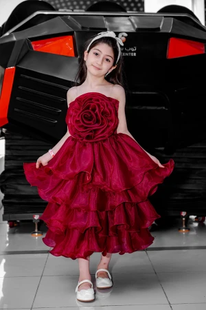 فستان بناتي لون عودي مزين بوردة كبيرة على الصدر بدون أكمام و بطبقات كشكش 