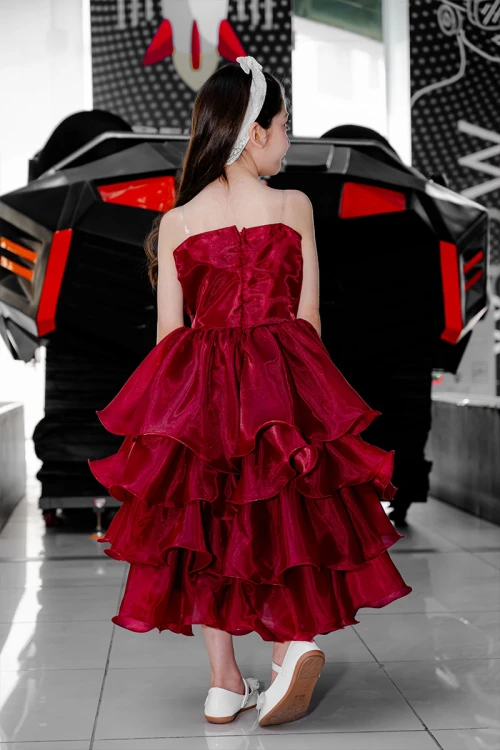 فستان بناتي لون عودي مزين بوردة كبيرة على الصدر بدون أكمام و بطبقات كشكش