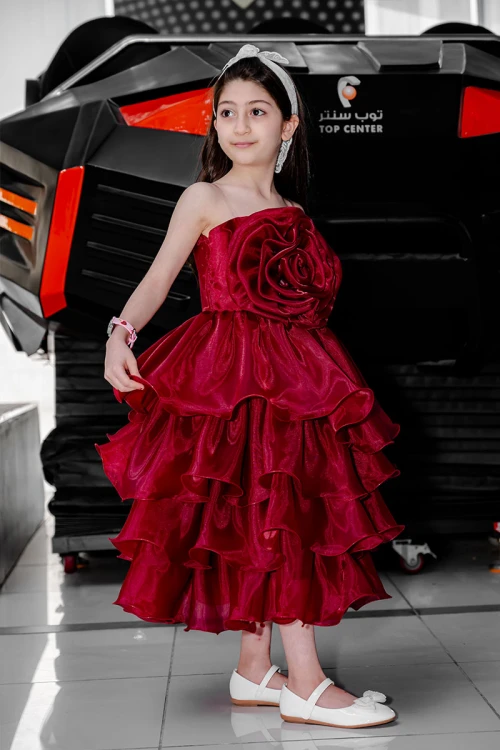 فستان بناتي لون عودي مزين بوردة كبيرة على الصدر بدون أكمام و بطبقات كشكش