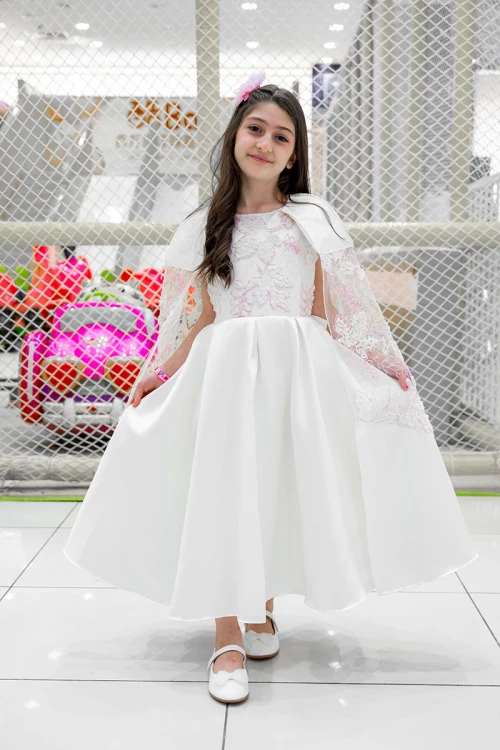 فستان بناتي لون أبيض ياقة دائرية بدون أكمام مزين بزهور و بوشاح تل منفصل على الكتف و برباط في الخصر