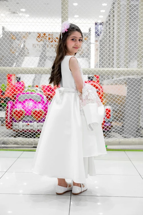 فستان بناتي لون أبيض ياقة دائرية بدون أكمام مزين بزهور و بوشاح تل منفصل على الكتف و برباط في الخصر