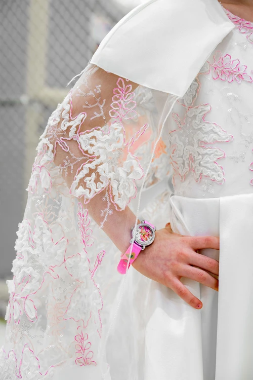 فستان بناتي لون أبيض ياقة دائرية بدون أكمام مزين بزهور و بوشاح تل منفصل على الكتف و برباط في الخصر