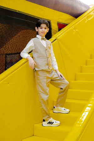 طقم ولادي 3 قطع بلوفر أبيض بكتابات و جاكيت سماوي بياقة عالية بدون أكمام مزين بزخارف مع بنطلون أسود طويل 