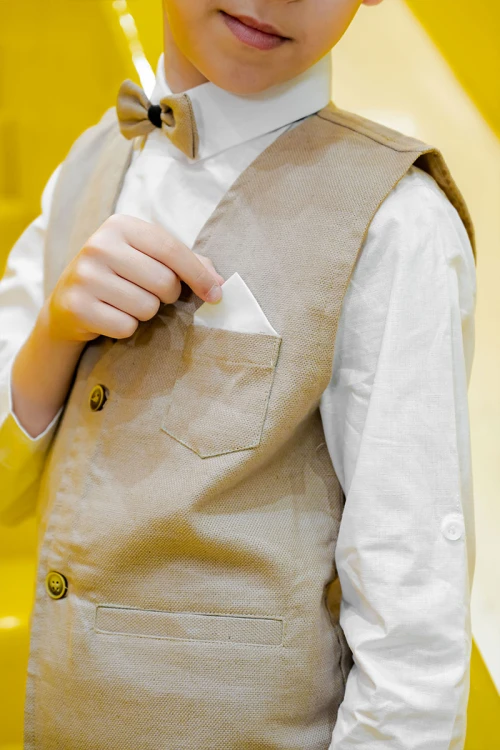 طقم ولادي 3 قطع بلوفر أبيض بكتابات و جاكيت سماوي بياقة عالية بدون أكمام مزين بزخارف مع بنطلون أسود طويل