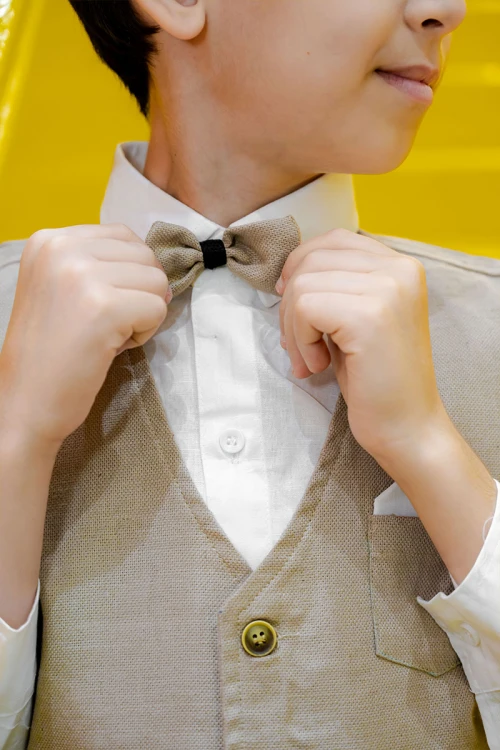 طقم ولادي 3 قطع بلوفر أبيض بكتابات و جاكيت سماوي بياقة عالية بدون أكمام مزين بزخارف مع بنطلون أسود طويل