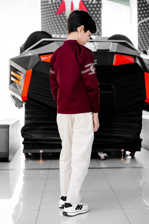 طقم ولادي 3 قطع تيشيرت أبيض بكتابات من الأمام و جاكيت لون عودي بياقة عالية و جيوب و كتابات مع بنطلون أبيض طويل