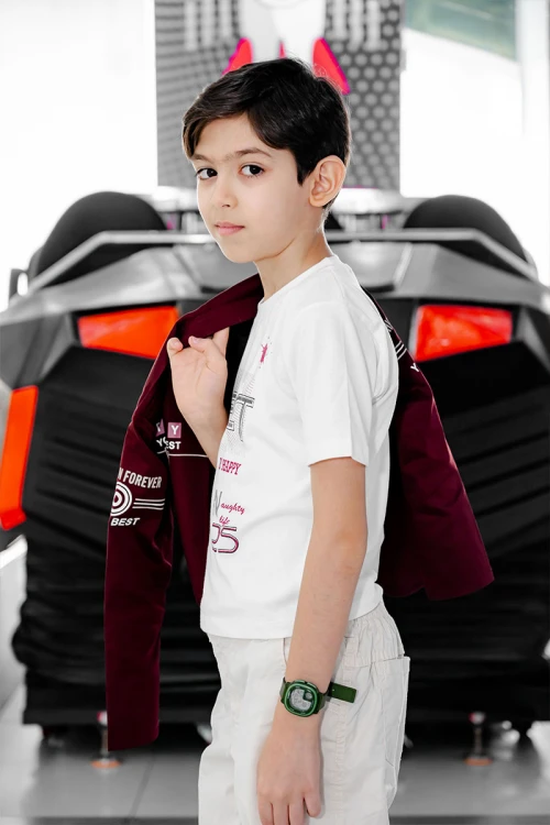 طقم ولادي 3 قطع تيشيرت أبيض بكتابات من الأمام و جاكيت لون عودي بياقة عالية و جيوب و كتابات مع بنطلون أبيض طويل