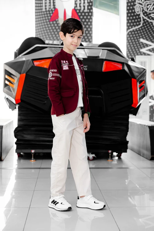 طقم ولادي 3 قطع تيشيرت أبيض بكتابات من الأمام و جاكيت لون عودي بياقة عالية و جيوب و كتابات مع بنطلون أبيض طويل