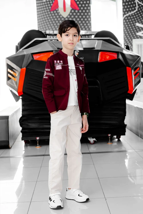 طقم ولادي 3 قطع تيشيرت أبيض بكتابات من الأمام و جاكيت لون عودي بياقة عالية و جيوب و كتابات مع بنطلون أبيض طويل