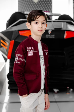 طقم ولادي 3 قطع تيشيرت أبيض بكتابات من الأمام و جاكيت لون عودي بياقة عالية و جيوب و كتابات مع بنطلون أبيض طويل 