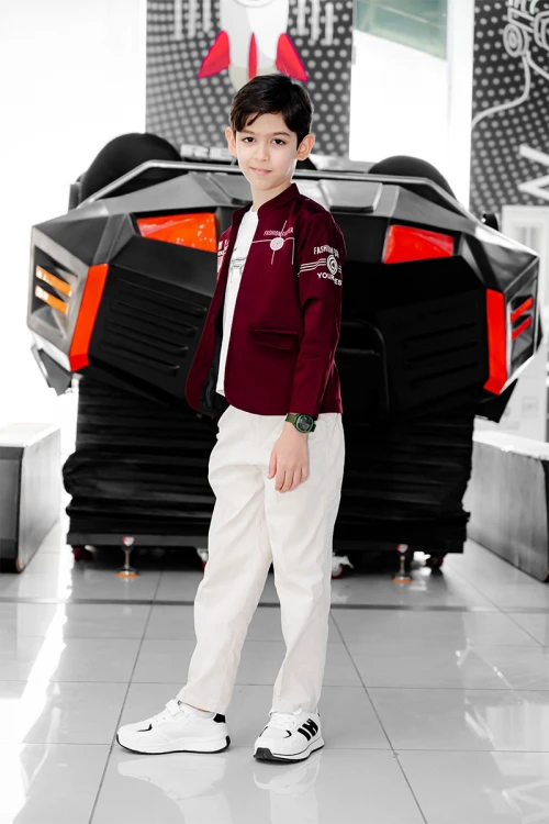 طقم ولادي 3 قطع تيشيرت أبيض بكتابات من الأمام و جاكيت لون عودي بياقة عالية و جيوب و كتابات مع بنطلون أبيض طويل