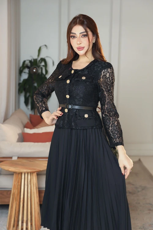 فستان نسائي لون أسود جاكيت رسمي دانتيل ياقة دائرية و بأكمام طويلة مزينة بأزرار ذهبية و بحزام في الخصر مع تنورة شيفون كسرات