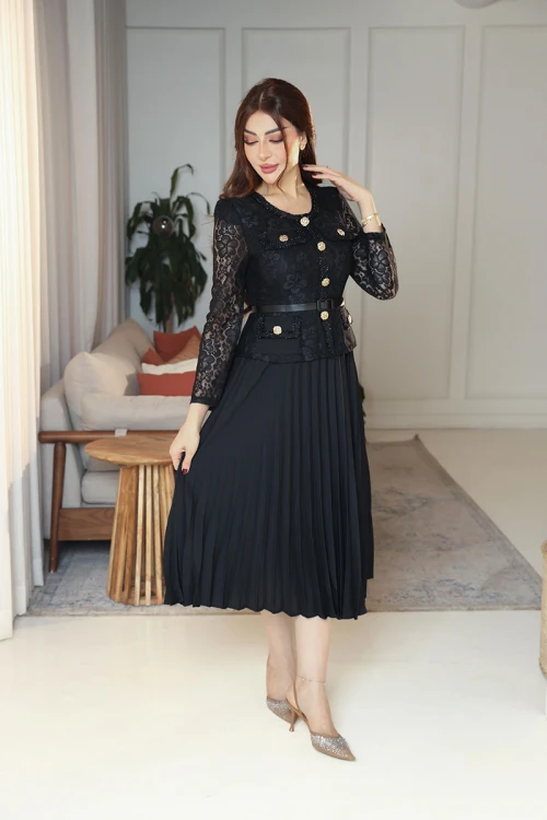 فستان نسائي لون أسود جاكيت رسمي دانتيل ياقة دائرية و بأكمام طويلة مزينة بأزرار ذهبية و بحزام في الخصر مع تنورة شيفون كسرات