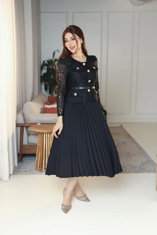 فستان نسائي لون أسود جاكيت رسمي دانتيل ياقة دائرية و بأكمام طويلة مزينة بأزرار ذهبية و بحزام في الخصر مع تنورة شيفون كسرات