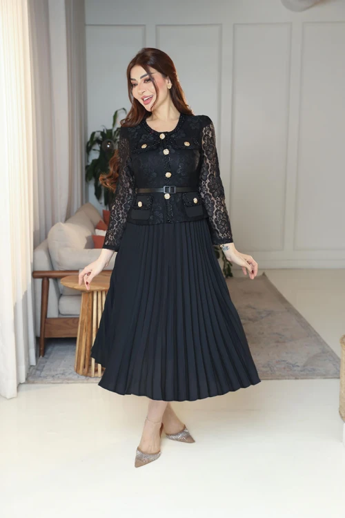 فستان نسائي لون أسود جاكيت رسمي دانتيل ياقة دائرية و بأكمام طويلة مزينة بأزرار ذهبية و بحزام في الخصر مع تنورة شيفون كسرات