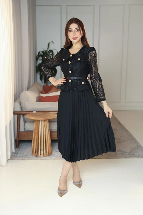 فستان نسائي لون أسود جاكيت رسمي دانتيل ياقة دائرية و بأكمام طويلة مزينة بأزرار ذهبية و بحزام في الخصر مع تنورة شيفون كسرات