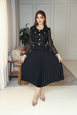 فستان نسائي لون أسود جاكيت رسمي دانتيل ياقة دائرية و بأكمام طويلة مزينة بأزرار ذهبية و بحزام في الخصر مع تنورة شيفون كسرات 