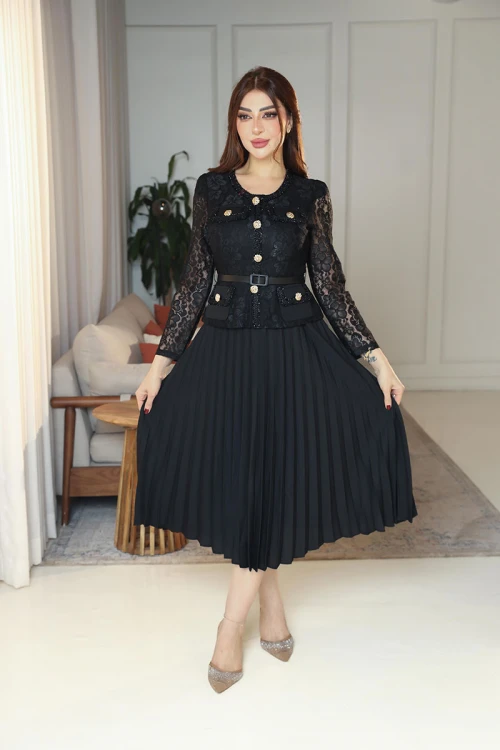فستان نسائي لون أسود جاكيت رسمي دانتيل ياقة دائرية و بأكمام طويلة مزينة بأزرار ذهبية و بحزام في الخصر مع تنورة شيفون كسرات