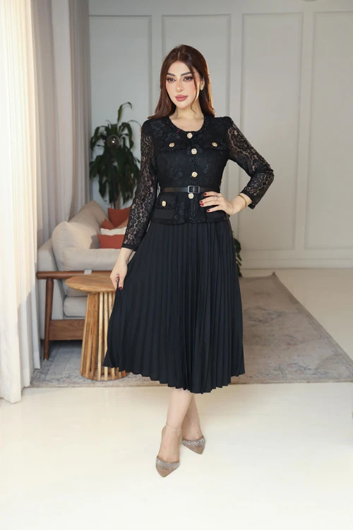 فستان نسائي لون أسود جاكيت رسمي دانتيل ياقة دائرية و بأكمام طويلة مزينة بأزرار ذهبية و بحزام في الخصر مع تنورة شيفون كسرات