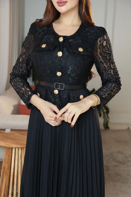 فستان نسائي لون أسود جاكيت رسمي دانتيل ياقة دائرية و بأكمام طويلة مزينة بأزرار ذهبية و بحزام في الخصر مع تنورة شيفون كسرات