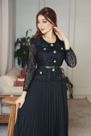 فستان نسائي لون أسود جاكيت رسمي دانتيل ياقة دائرية و بأكمام طويلة مزينة بأزرار ذهبية و بحزام في الخصر مع تنورة شيفون كسرات 