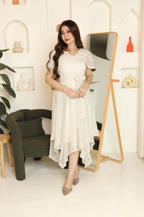فستان نسائي لون أوف وايت ياقة قصة سبعة و أكمام قصيرة مزينة باللؤلؤ عند الحواف مع رباط في الخصر