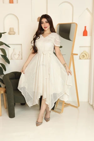 فستان نسائي لون أوف وايت ياقة قصة سبعة و أكمام قصيرة مزينة باللؤلؤ عند الحواف مع رباط في الخصر 