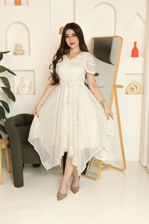 فستان نسائي لون أوف وايت ياقة قصة سبعة و أكمام قصيرة مزينة باللؤلؤ عند الحواف مع رباط في الخصر
