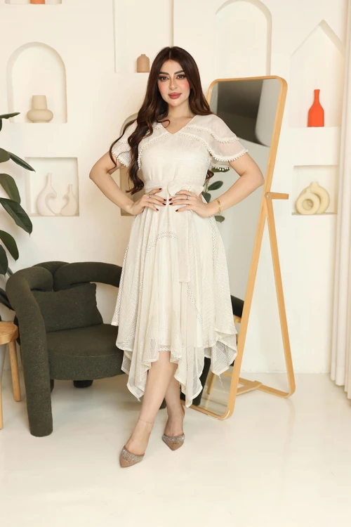 فستان نسائي لون أوف وايت ياقة قصة سبعة و أكمام قصيرة مزينة باللؤلؤ عند الحواف مع رباط في الخصر