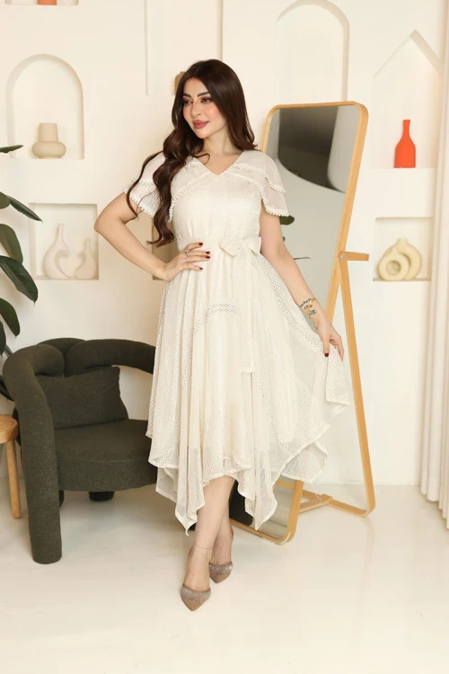 فستان نسائي لون أوف وايت ياقة قصة سبعة و أكمام قصيرة مزينة باللؤلؤ عند الحواف مع رباط في الخصر