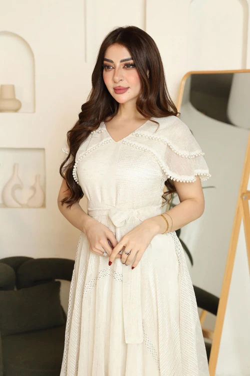 فستان نسائي لون أوف وايت ياقة قصة سبعة و أكمام قصيرة مزينة باللؤلؤ عند الحواف مع رباط في الخصر