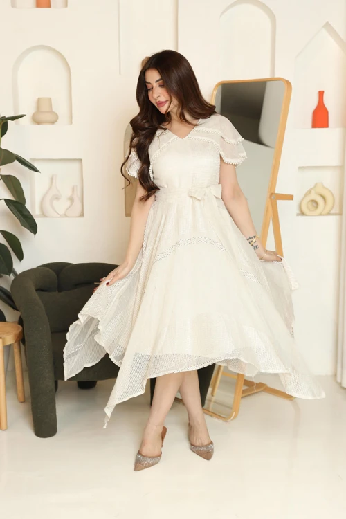 فستان نسائي لون أوف وايت ياقة قصة سبعة و أكمام قصيرة مزينة باللؤلؤ عند الحواف مع رباط في الخصر