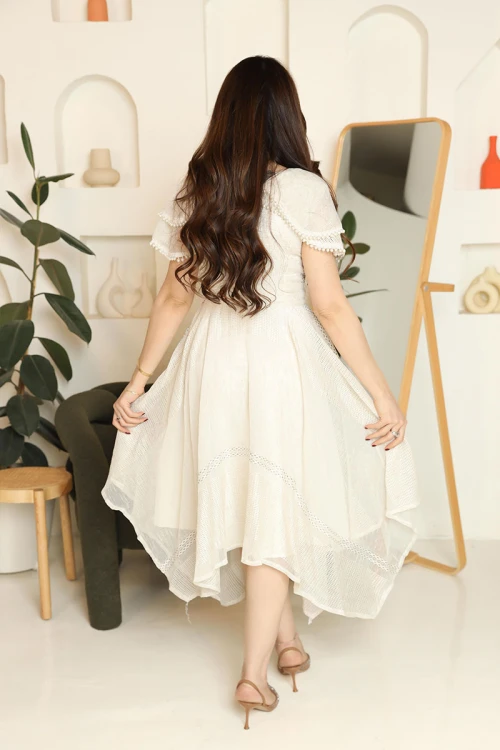 فستان نسائي لون أوف وايت ياقة قصة سبعة و أكمام قصيرة مزينة باللؤلؤ عند الحواف مع رباط في الخصر