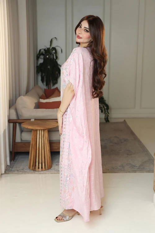 جلابية نسائية لون وردي فاتح مزينة بنقوش و تطريزات ملونة ياقة قصة سبعة و بأكمام ميدي