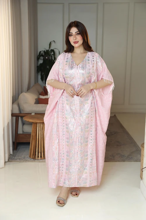 جلابية نسائية لون وردي فاتح مزينة بنقوش و تطريزات ملونة ياقة قصة سبعة و بأكمام ميدي