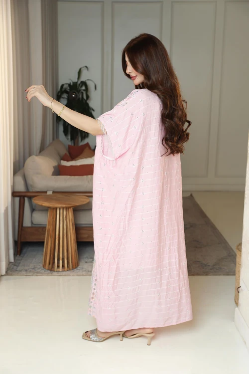 جلابية نسائية لون وردي فاتح مزينة بنقوش و تطريزات ملونة ياقة قصة سبعة و بأكمام ميدي