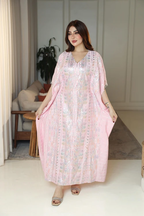 جلابية نسائية لون وردي فاتح مزينة بنقوش و تطريزات ملونة ياقة قصة سبعة و بأكمام ميدي