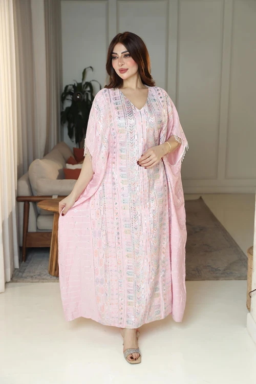 جلابية نسائية لون وردي فاتح مزينة بنقوش و تطريزات ملونة ياقة قصة سبعة و بأكمام ميدي