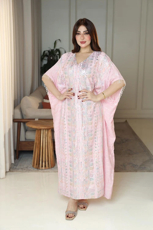 جلابية نسائية لون وردي فاتح مزينة بنقوش و تطريزات ملونة ياقة قصة سبعة و بأكمام ميدي