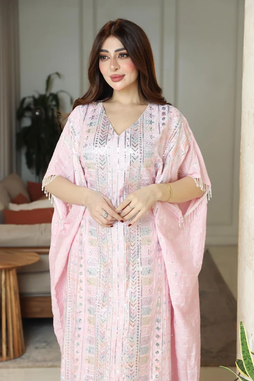 جلابية نسائية لون وردي فاتح مزينة بنقوش و تطريزات ملونة ياقة قصة سبعة و بأكمام ميدي