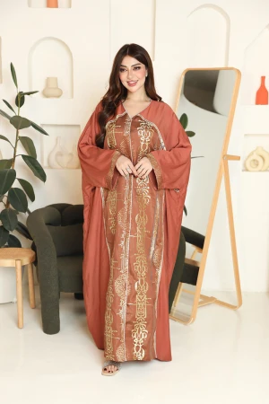 جلابية نسائية لون نحاسي مزينة بتطريزات ذهبية من الأمام ياقة قصة سبعة و بأكمام طويلة 