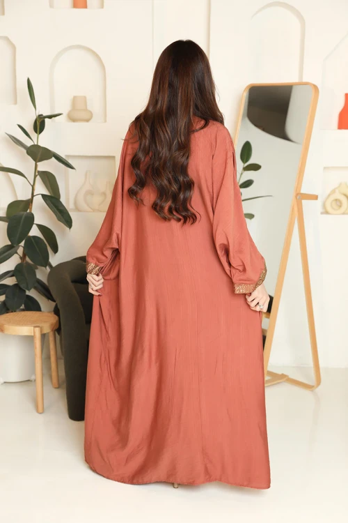 جلابية نسائية لون نحاسي مزينة بتطريزات ذهبية من الأمام ياقة قصة سبعة و بأكمام طويلة