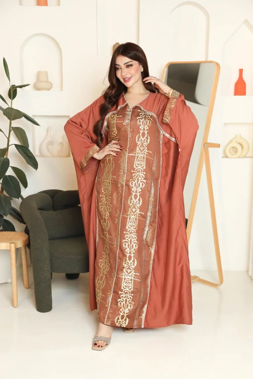 جلابية نسائية لون نحاسي مزينة بتطريزات ذهبية من الأمام ياقة قصة سبعة و بأكمام طويلة