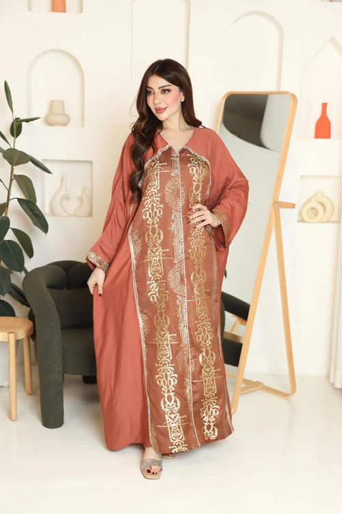 جلابية نسائية لون نحاسي مزينة بتطريزات ذهبية من الأمام ياقة قصة سبعة و بأكمام طويلة